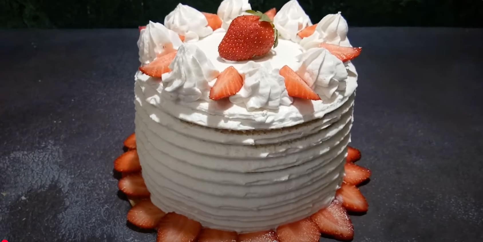 tort cu mascarpone și capsuni