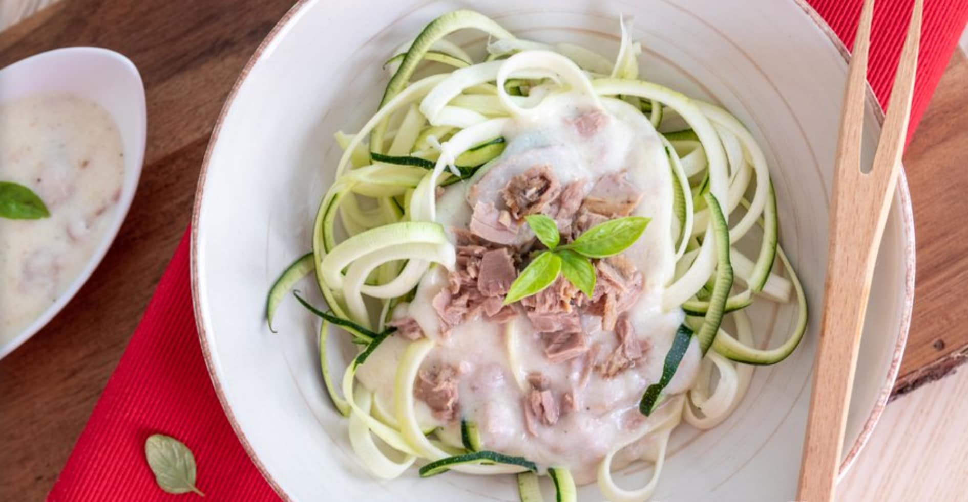 Tăieței vegetali cu sos de brânză și ton