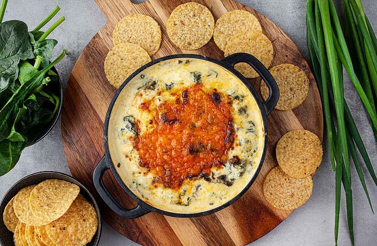 Dip de spanac cu brânză cu chipsuri de tortilla