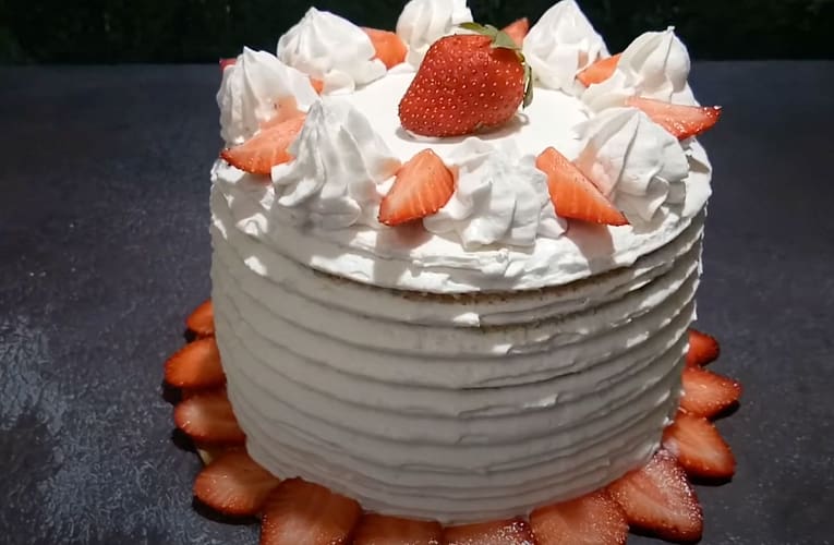 Rețetă de tort de căpșuni cu cremă de mascarpone