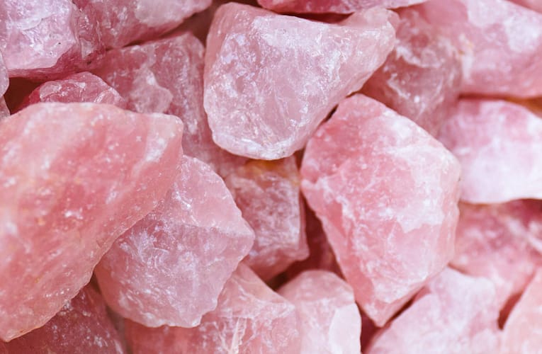 Cuarțul roz – piatra inimii și ritualul iubirii divine
