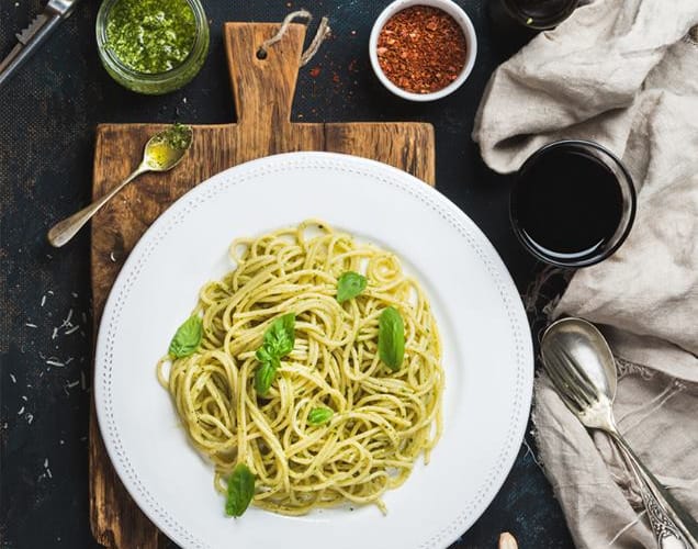 Rețete românești rapide: Noodles cu spanac, mentă