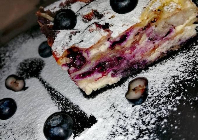 Prajitură delicioasă cu iaurt și afine la cuptor