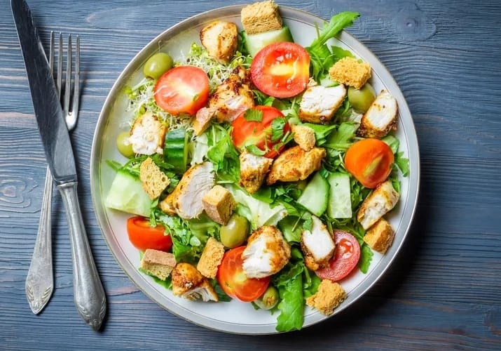 Salată cu pui și rucola