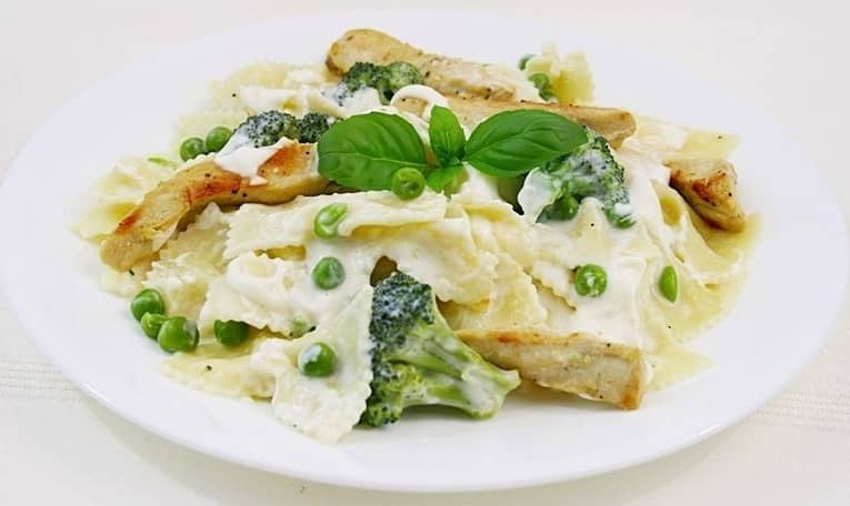 Paste cu broccoli și piept de pui