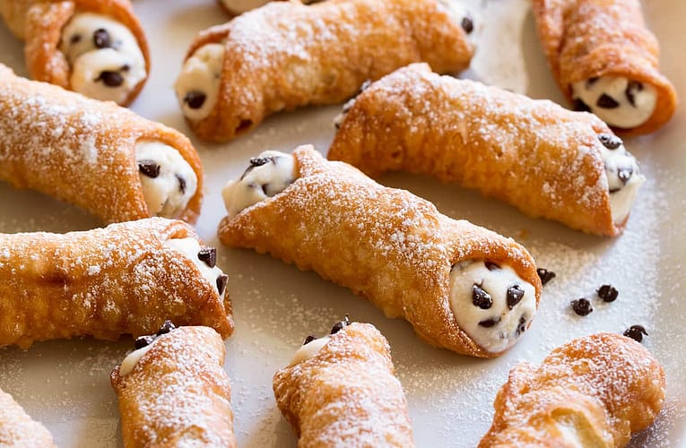 Cannoli cu cremă răcoritoare și crustă crocantă