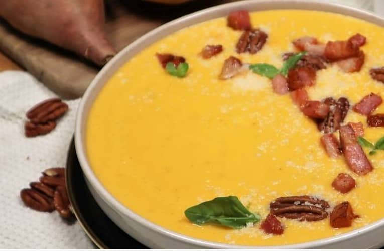 Supă cremă de dovleac și cartof dulce cu pătrunjel