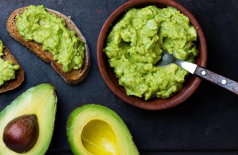Cum prepari rapid pastă delicioasă cu avocado, brânză și roșii