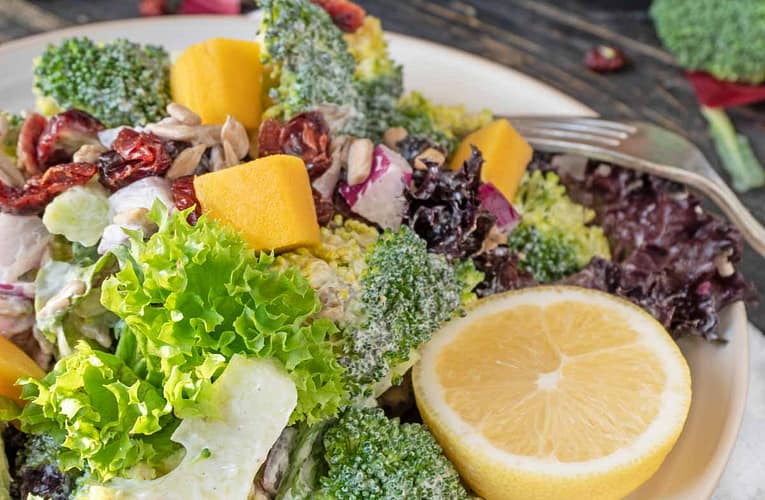 Salată gustoasă de brocolli cu maioneză și iaurt