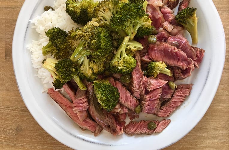 Rețeta zilei este: Steak cu broccoli picant
