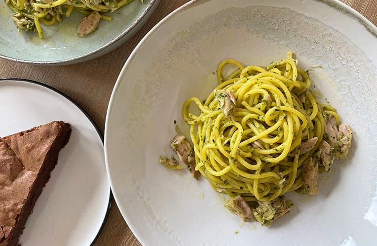 Rețeta zilei este: Paste cu ton și salsa verde