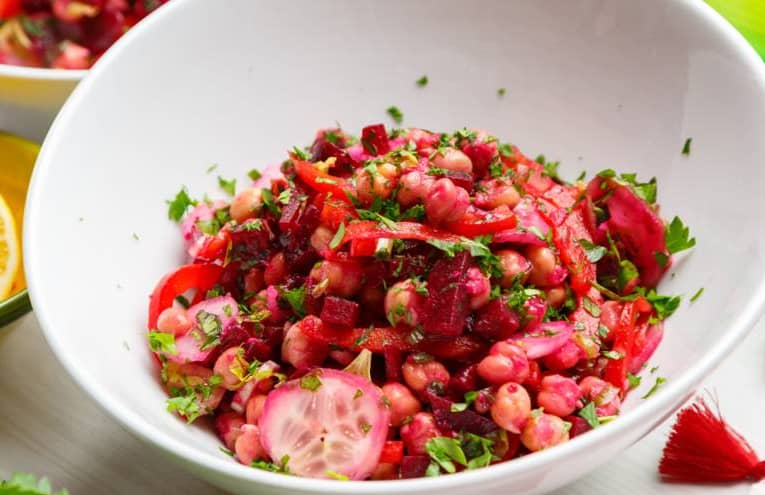 Rețete sănătoase:Salată cu năut, sfeclă și salată de pui