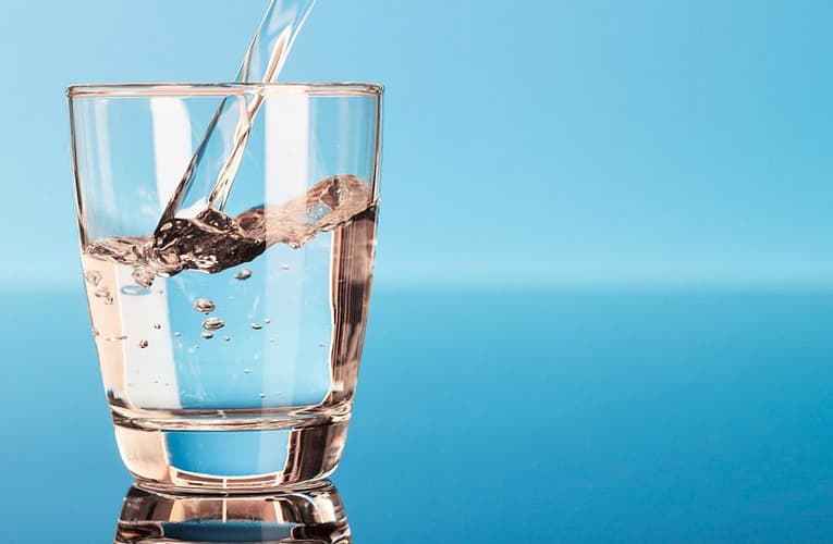 10 semne importante că nu te alimentezi cu  apă