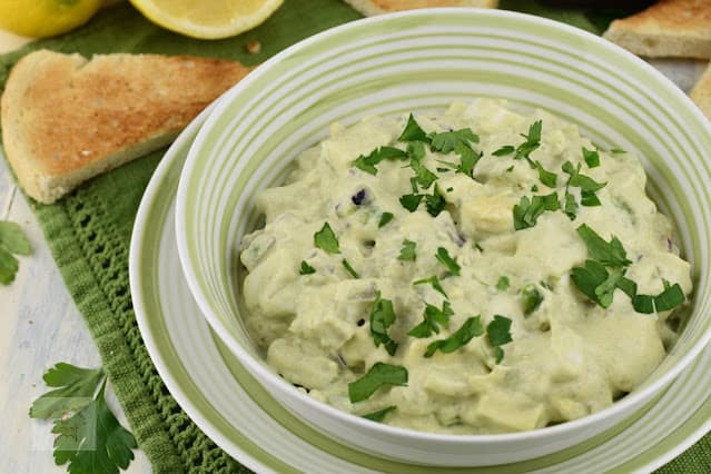 Rețetă sănătoasă de avocado cu ouă fierte și iaurt