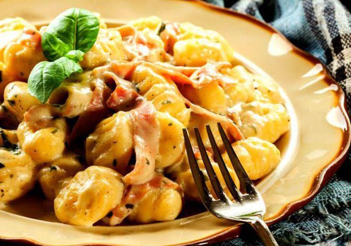 Gnocchi cu șuncă și brânzeturi