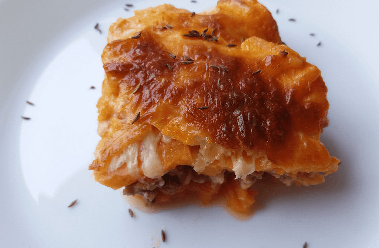 Musaca hipocalorică din carne de curcan și cartofi dulci