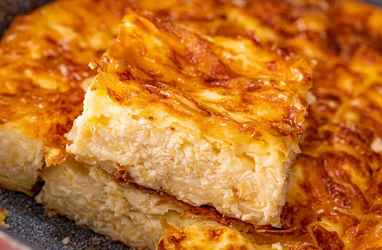 Burek cu brânză sărată și foi de plăcintă din comerț