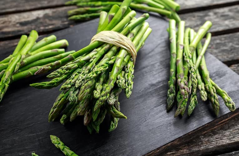 Cum se curăță și gătește sparanghelul (asparagus)