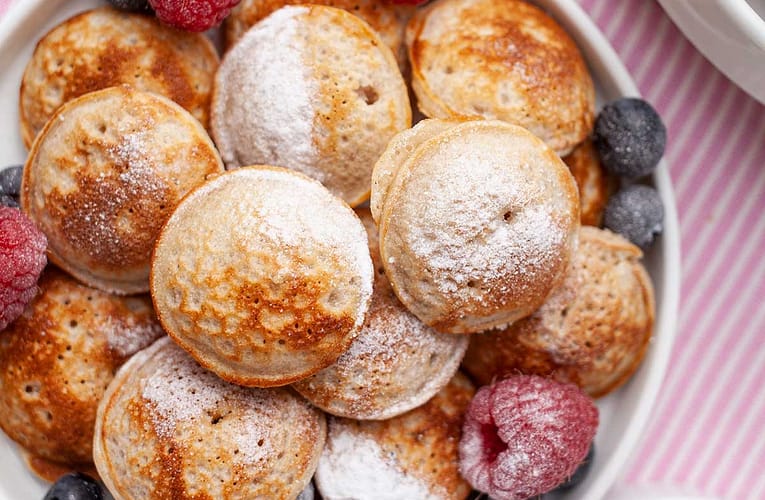 Mini clătite olandeze Poffertjes cu fructe