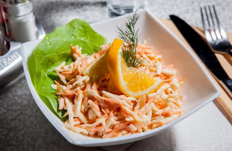 Cum se prepară rapid salată de crudități cu maioneză