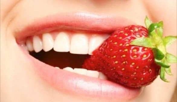 Alimente care îți albesc dinții și pe care merită să le consumi mai des