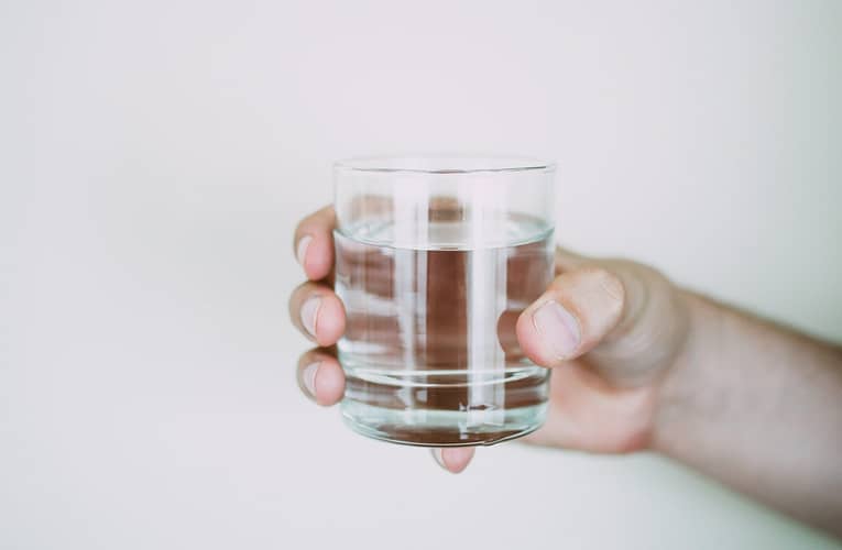Zeci de localuri și magazine unde poți să bei gratuit apă filtrată în București dacă îți aduci sticla reutilizabilă