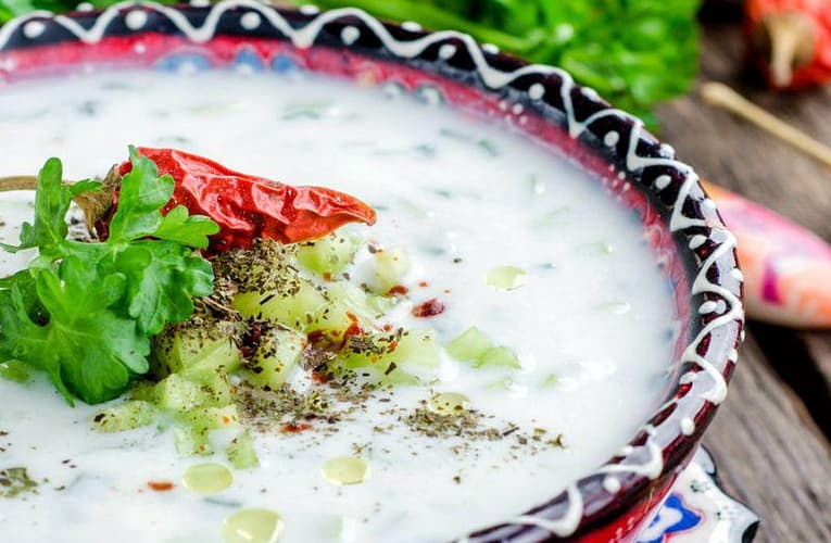 Rețeta zilei este: CACIK – Supă de iaurt turcească